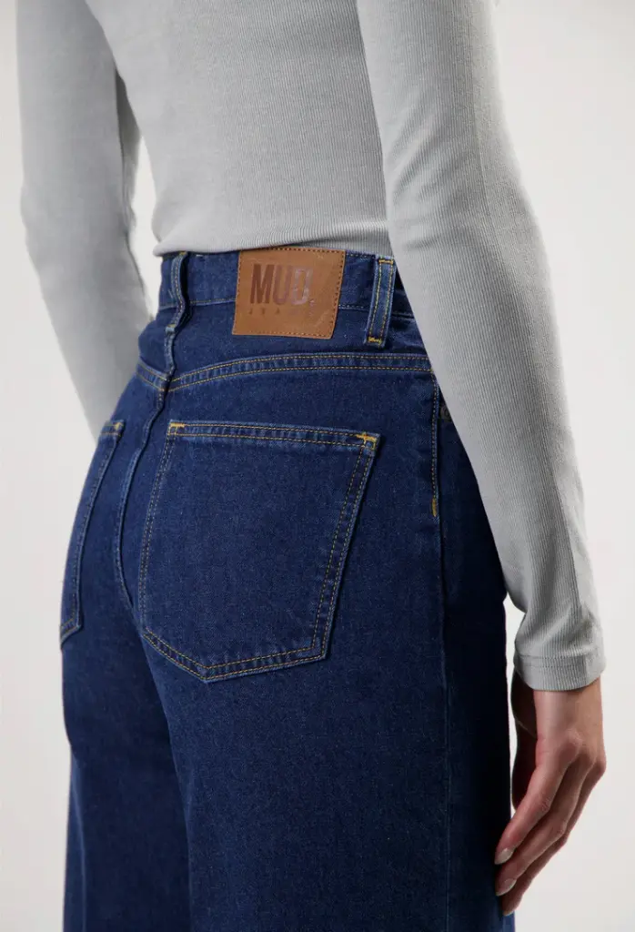 women-sustainable-jeans-sara-high-loose-stone-indigo-detail-winter_109ca120-8420-45d6-a449-daf81c22827e.webp