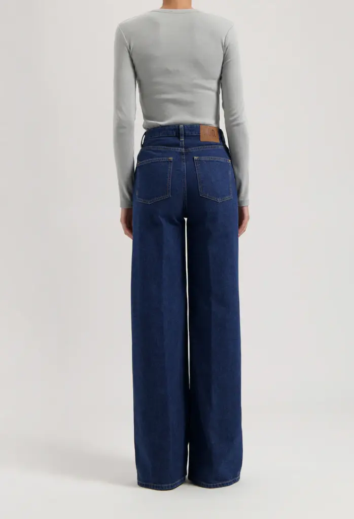 women-sustainable-jeans-sara-high-loose-stone-indigo-full-body-back2-winter_928cdbd0-d07a-47f5-9f13-4e38348e4717.webp