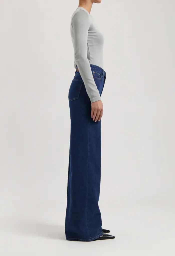 women-sustainable-jeans-sara-high-loose-stone-indigo-full-body-side-winter_e25be927-e78b-46a0-afce-e43873cba08a.webp
