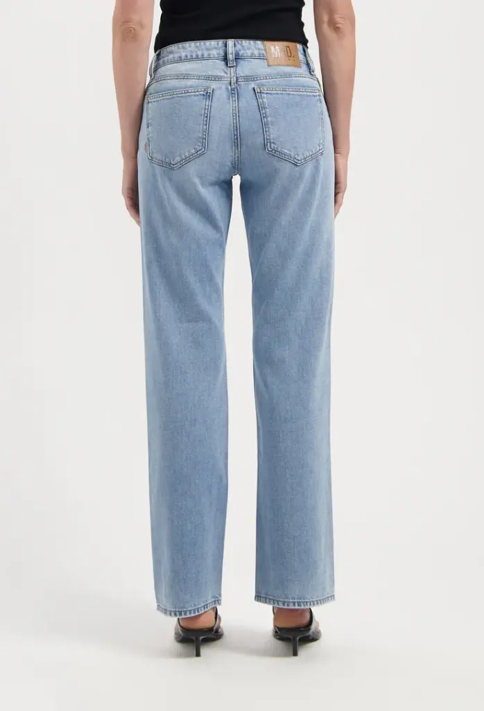 women-sustainable-jeans-carry-mid-straight-earth-vintage-half-body-back-summer_1.webp