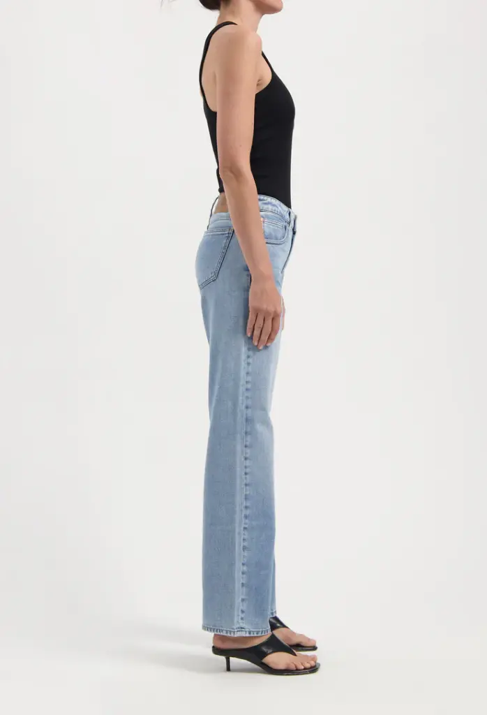 women-sustainable-jeans-carry-mid-straight-light-stone-vintage-full-body-side-summer.webp