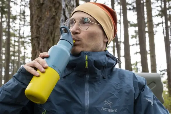 Klean-Kanteen-Isolierflasche-Rise-Classic-Kaleidoscope-Brittany-Lifestyle2_600x600.webp
