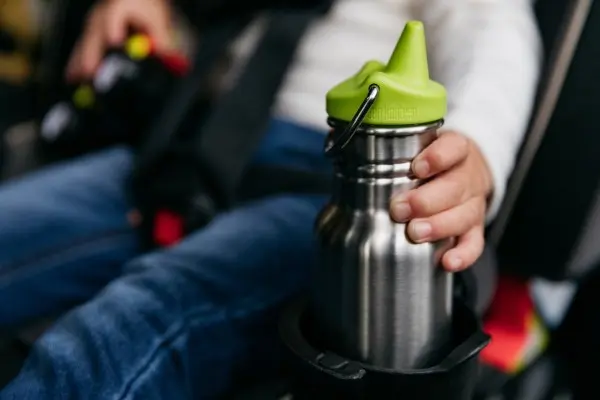 K12CNSIPPY-BS-T-SIPPY-ROBINSON-Holding-Bottle-In-Cup-Holder_600x600.webp