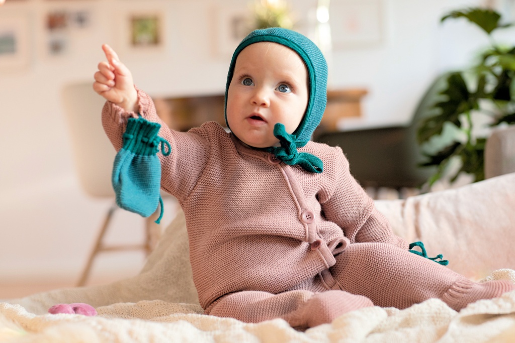 Baby Häubchen gestrickt aus Wolle, Disana